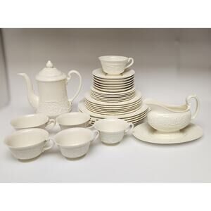 Wedgwood Patrician Antique Collectable (1927-1986) Ivory 32 PCS Dinnerware Set